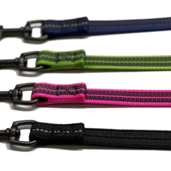Gummierte Hundeleine, 20 mm breit, mit reflektierendem Mittelstreifen und schwarzem Sprengerkarabiner, ideal für Spaziergänge und Training.