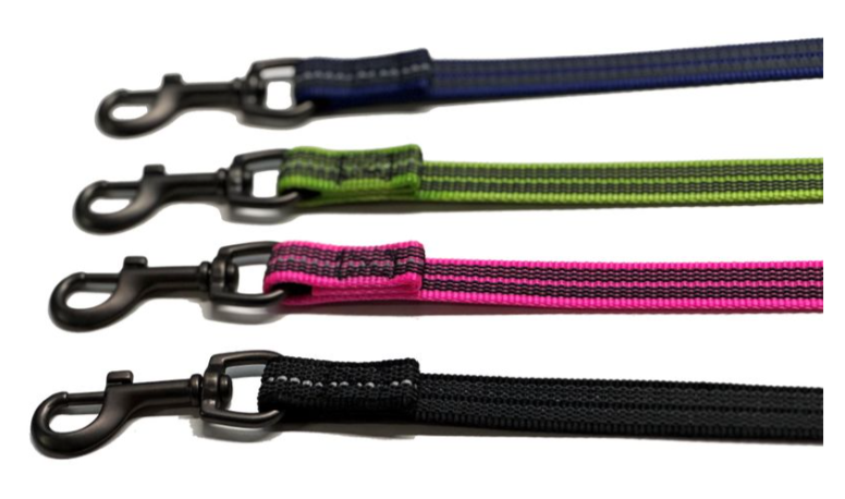 Gummierte Hundeleine, 20 mm breit, mit reflektierendem Mittelstreifen und schwarzem Sprengerkarabiner, ideal für Spaziergänge und Training.